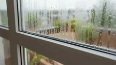 Drar det från fönstret eller immar det igen? Så hittar du orsaken och vad du kan göra
