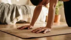 Fem skonsamma övningar för ländryggen som lindrar smärta på bara 5 minuter om dagen