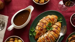 En panna, två rätter: kycklingvingar till middag och sås till julbordet