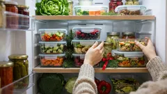 Förvara julmaten rätt - praktiska tips för att minska svinnet och spara pengar.