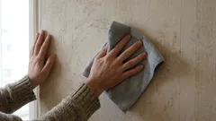 Få människor torkar av tapeter - och av goda skäl: det är där de smutsas ner snabbast