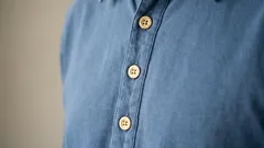 Varför sitter knappar på olika sidor på herr- och damskjortor?